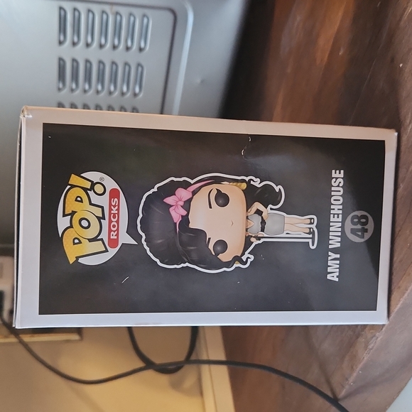 Vaulted Funko POP Amy Winehouse 48 Damaged Box - Picture 4 of 9